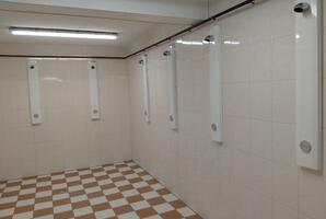 14 nieuwe waterbesparende douches in de sporthal